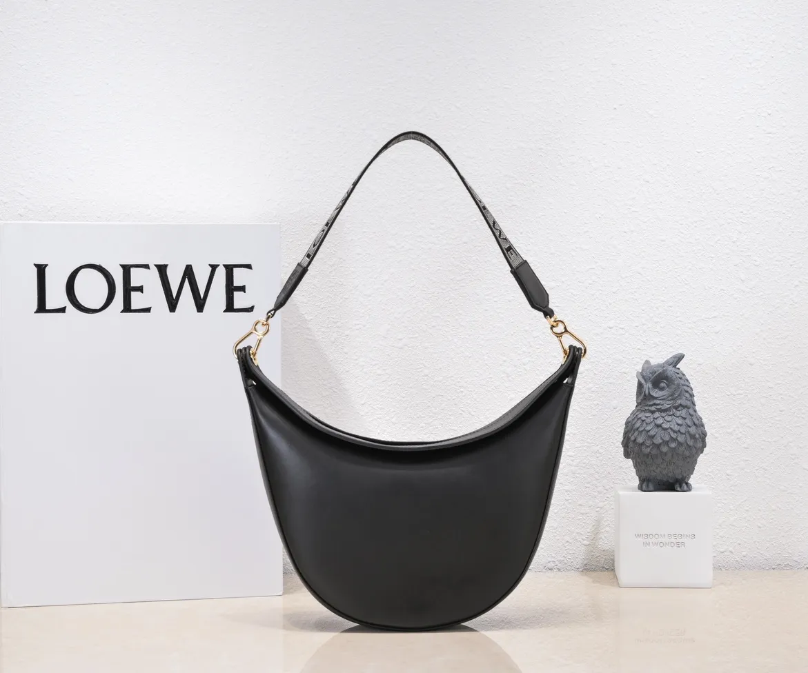 Black, top quality original. The smooth crescent shape of the L Luna series moon bag not only elongates the proportions of the whole person without getting stuck on the upper body, but also feels particularly comfortable. The wide shoulder strap design does not press the shoulder buckle opening, making it easier to open and close. The internal capacity is also large, and sunglasses and folding umbrellas can be easily arranged with sliding hanging loops hidden on both sides. Shoulder straps or hanging accessories can be attached, making it convenient for various occasions. It is a bag that shows off its temperament and is highly used in daily life! Luo Yiwei size: 29*27*8cm: model: 8891#